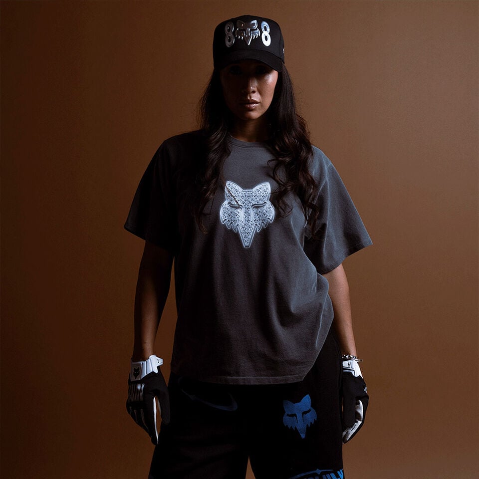 Femme en vêtements de style de vie Fox