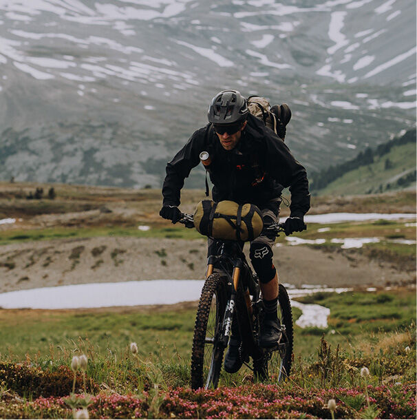 Homme v&eacute;lo-emballage dans un environnement humide et froid.