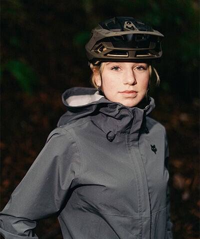 Woman wearing grey MTB jacket