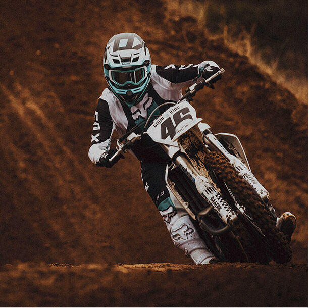 Motocycliste frottant un saut.