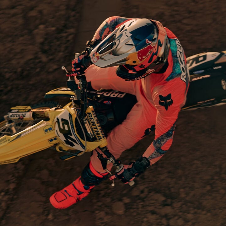 Coureur MX sur une moto tout-terrain