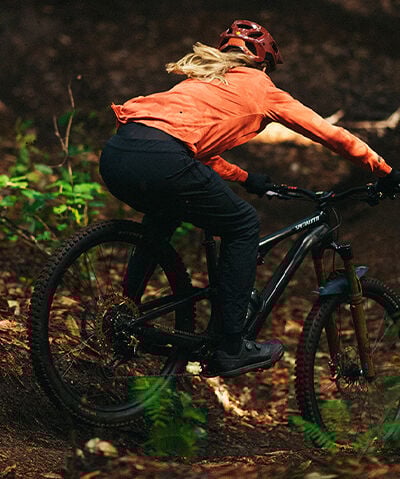 Femme faisant du DH à vélo dans le pantalon Fox Ranger MTB
