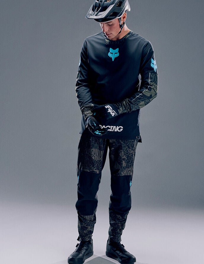 Person modeling MTB clothing
