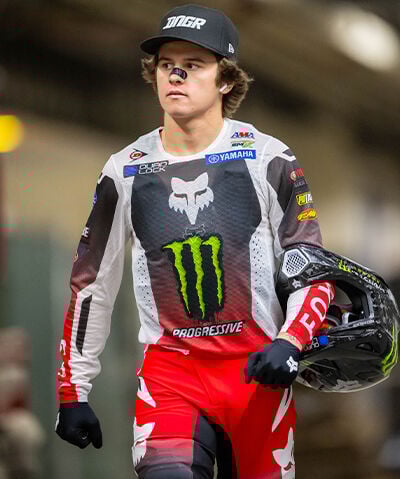 Ken Roczen chevauchant un obstacle