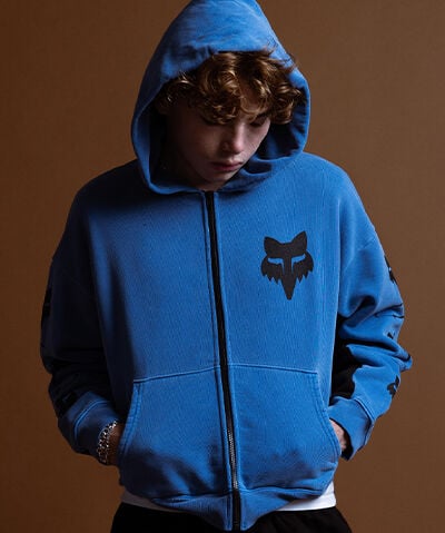 Homme portant un hoodie Fox