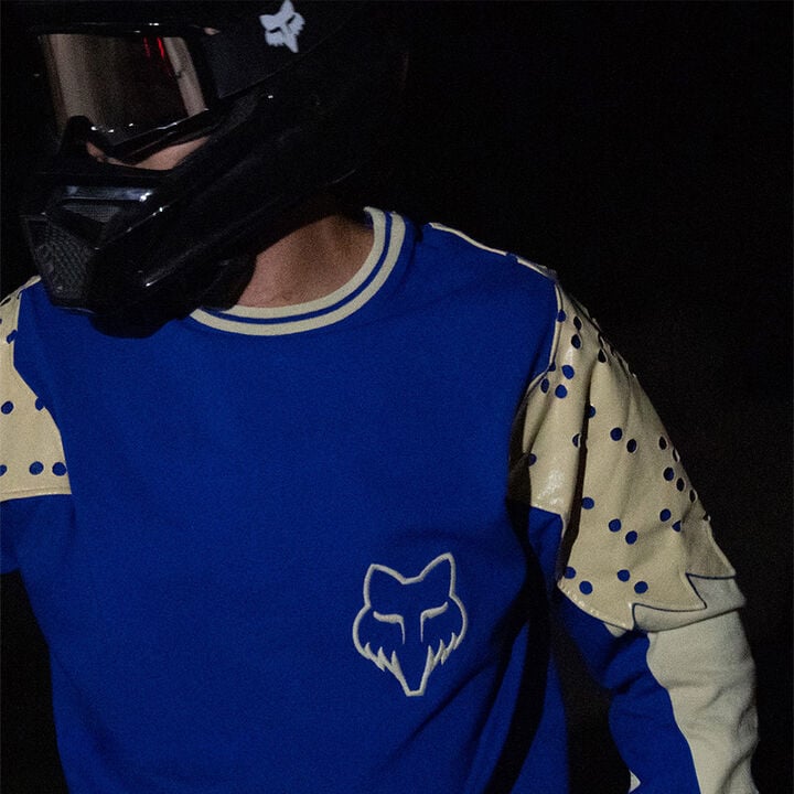 Personne posant avec un chandail de collaboration Kiko x Fox