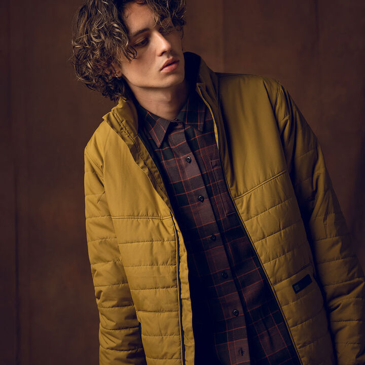 Homme en veste jaune sur un tee-shirt noir. 