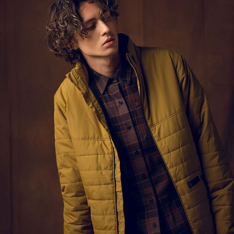 Homme en veste jaune sur un tee-shirt noir. 