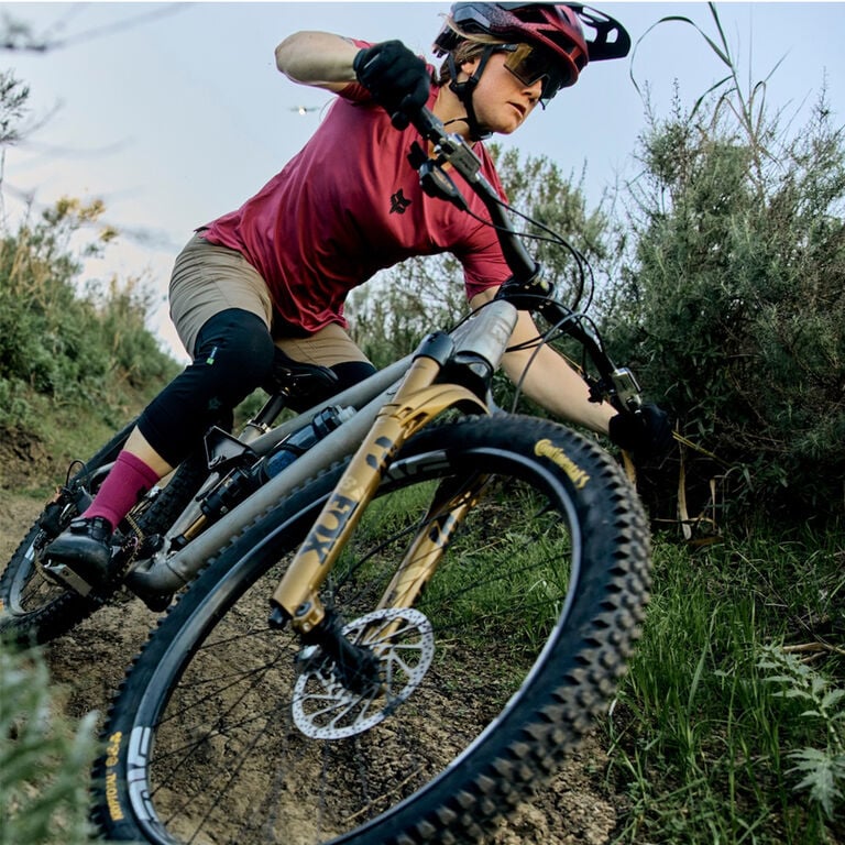 Gros plan d&rsquo;une personne sur MTB v&eacute;lo